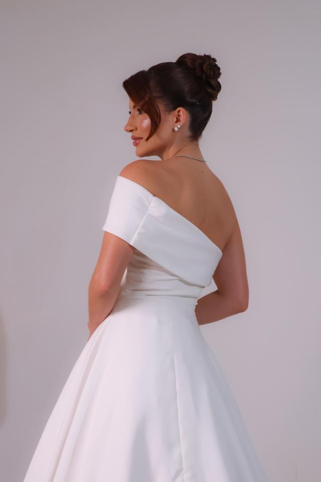 Vestido de noiva um ombro só com detalhes em bordado (247)