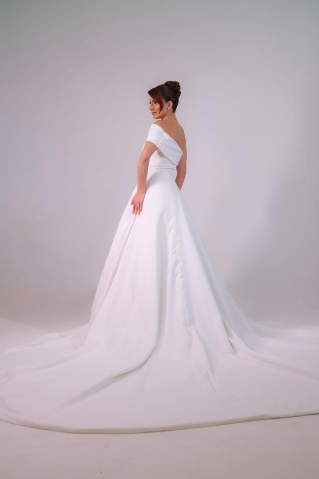 Vestido de noiva um ombro só com detalhes em bordado (247)