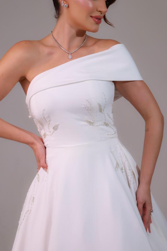 Vestido de noiva um ombro só com detalhes em bordado (247)