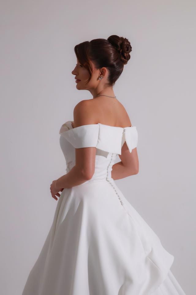 Vestido de noiva ombro a ombro com saia assimétrica (248)