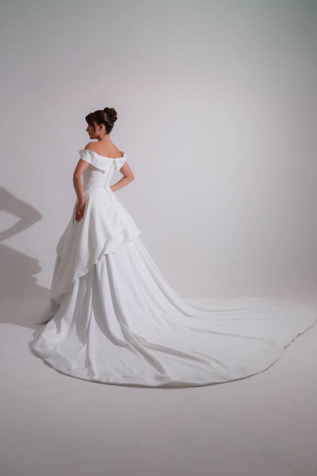 Vestido de noiva ombro a ombro com saia assimétrica (248)