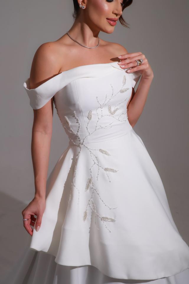 Vestido de noiva ombro a ombro com saia assimétrica (248)