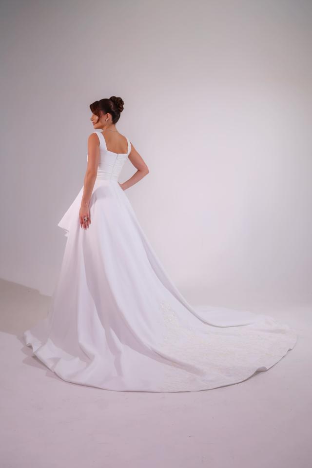 Vestido de Noiva Princesa com Decote Quadrado e Saia Assimétrica (434)