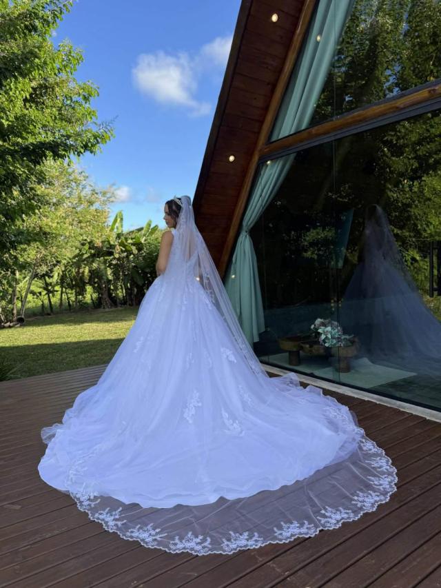 Vestido de Noiva Princesa com Decote V e Renda Floral (756)