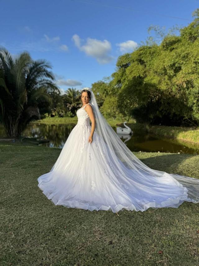 Vestido de Noiva Princesa com Decote V e Renda Floral (756)