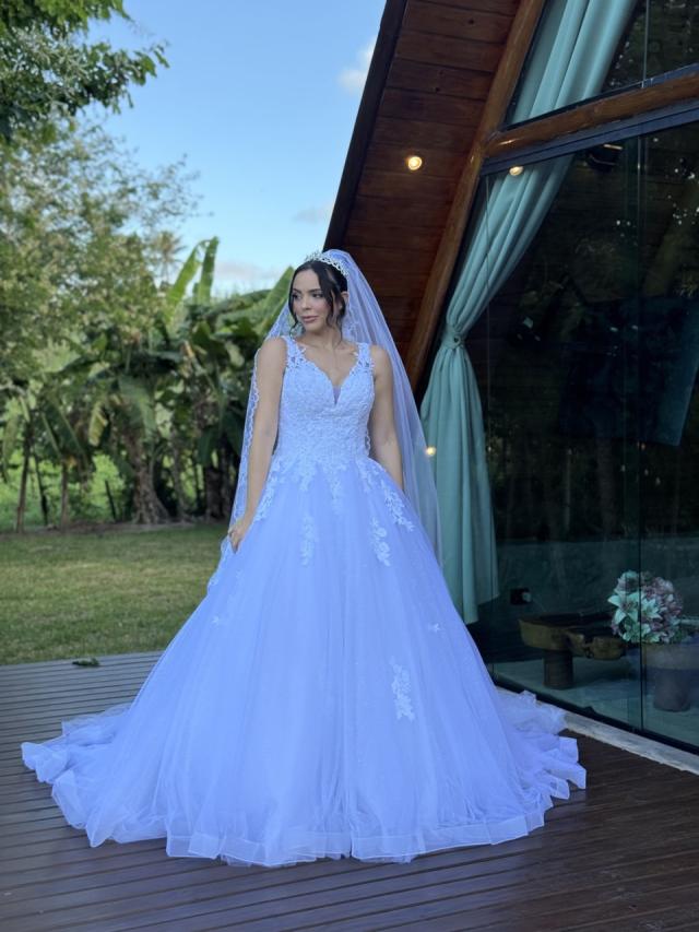 Vestido de Noiva Princesa com Decote V e Renda Floral (756)