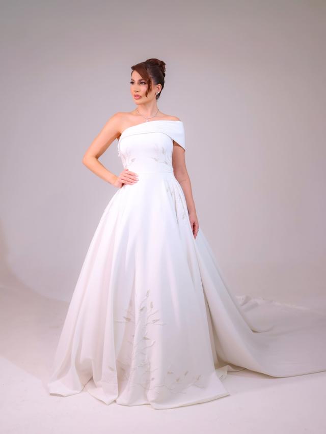 Vestido de noiva um ombro só com detalhes em bordado (247)