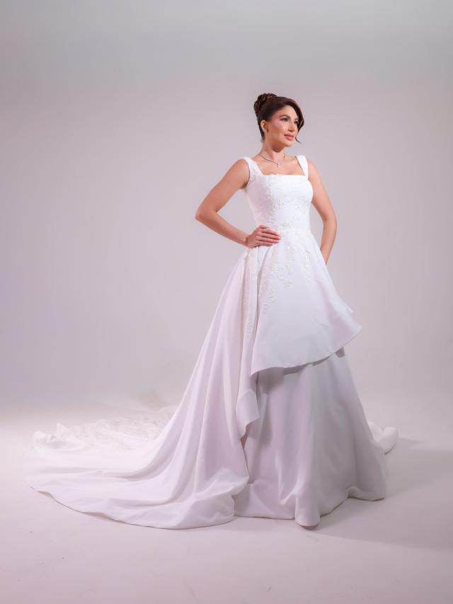 Vestido de Noiva Princesa com Decote Quadrado e Saia Assimétrica (434)