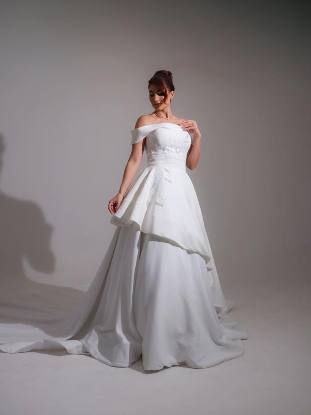 Vestido de noiva ombro a ombro com saia assimétrica (248)