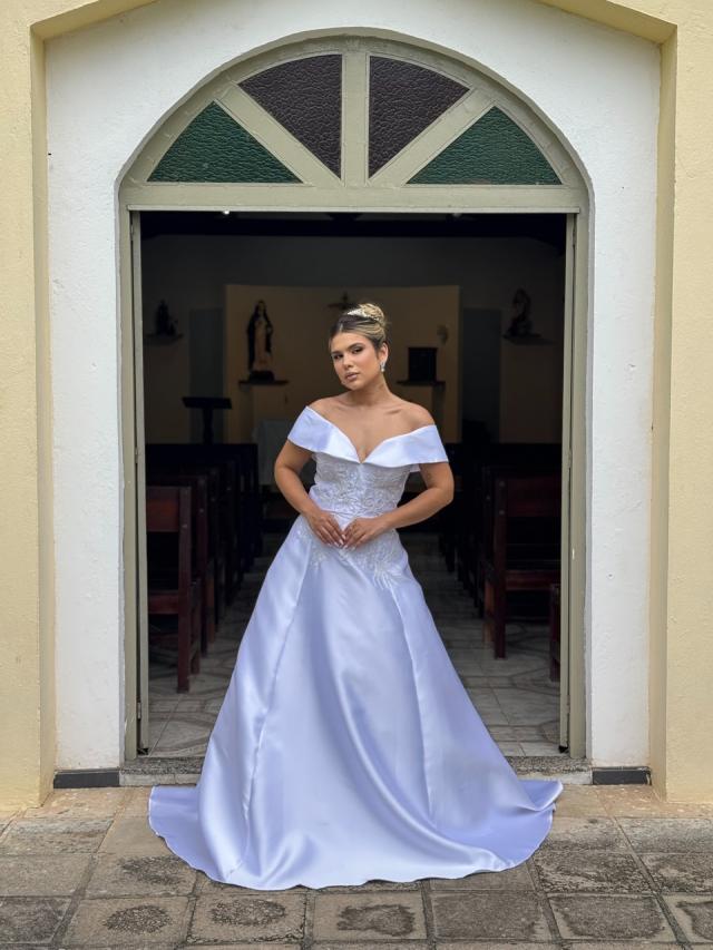 Vestido de Noiva Ombro a Ombro com Detalhes Bordados (253)
