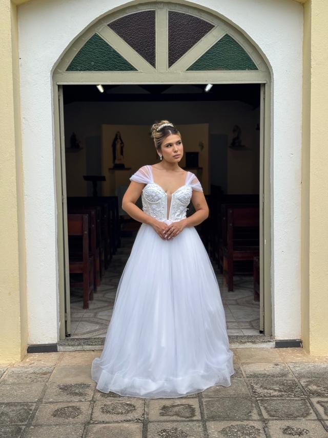 Vestido de Noiva Ombro a Ombro com Mangas em Tule e Corpete Bordado (335)